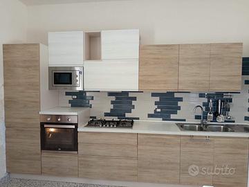 Cucina componibile con elettrodomestici