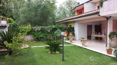 VILLA SINGOLA A LARIANO