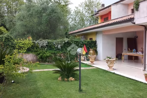 VILLA SINGOLA A LARIANO