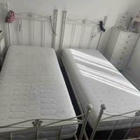 Due letti singoli in ferro battuto con materasso