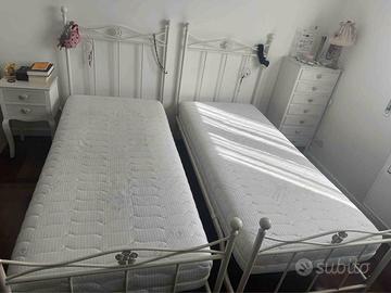 Due letti singoli in ferro battuto con materasso