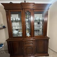 Elegante vetrina in legno massello