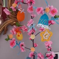 Pasqua albero con decorazioni all'uncinetto 