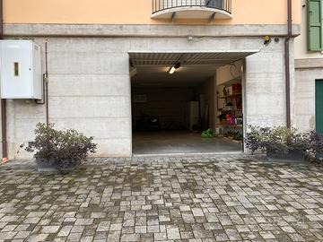 Porta basculante con automazione