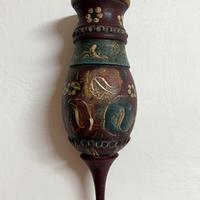 Vaso in legno decorato da appendere