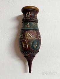 Vaso in legno decorato da appendere
