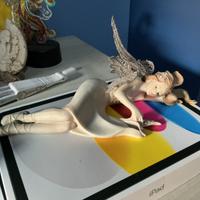 Statuetta fatina sdraiata con ali in rete