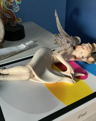 Statuetta fatina sdraiata con ali in rete