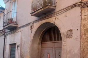 Palazzetto con corte abbattimento e ricostruzione
