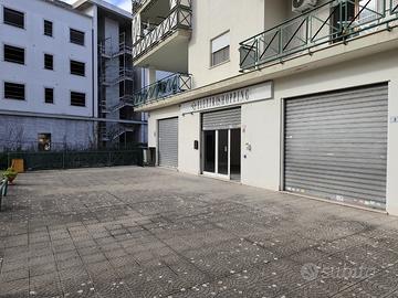 Locale commerciale con 3 vetrine