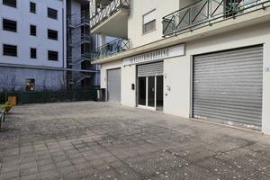 Locale commerciale con 3 vetrine