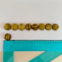 Bottone in simil madreperla verde oliva