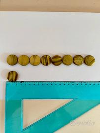 Bottone in simil madreperla verde oliva