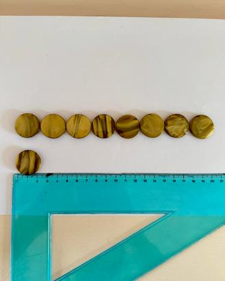 Bottone in simil madreperla verde oliva