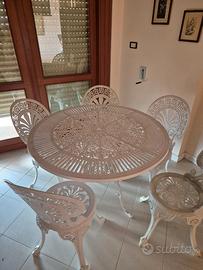 Tavolo da esterno in ghisa