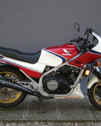 Moto HONDA VF 750 F.