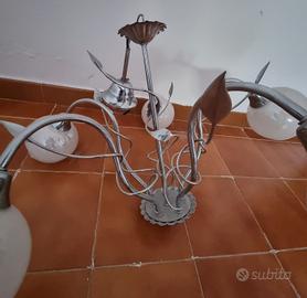 Lampadario moderno con lavorazione a foglia 
