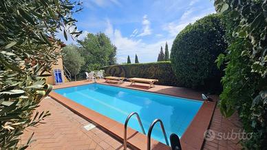 Villa di 380 m² con più di 5 locali a Massarosa