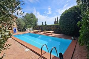 Villa di 380 m² con più di 5 locali a Massarosa