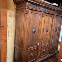 Credenza antica e scrivania