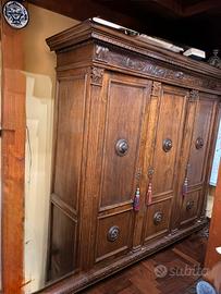 Credenza antica e scrivania