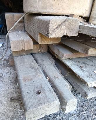 Travi e tavole in legno di vario tipo