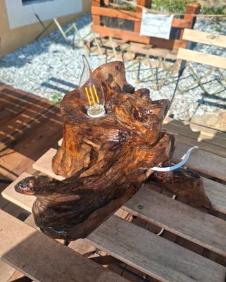 Lampada artigianale intagliata e lavorata a mano