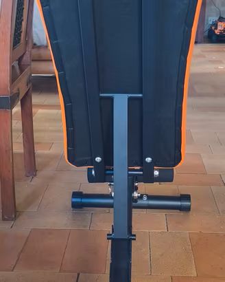 Panca orizzontale più manubri con pesi.