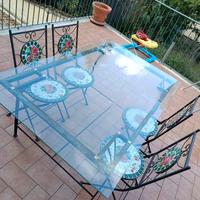 Tavolo e sedie da esterno.