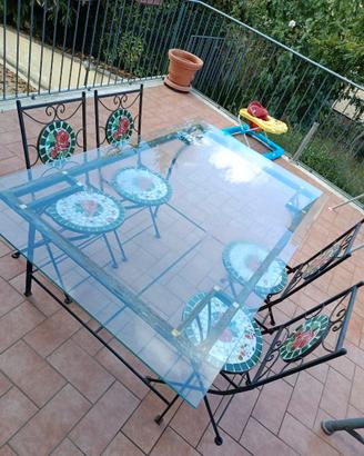 Tavolo e sedie da esterno.