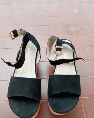Sandali con zeppa.