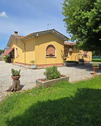 Rustico / Casale di 370 m² con più di 5 locali e b