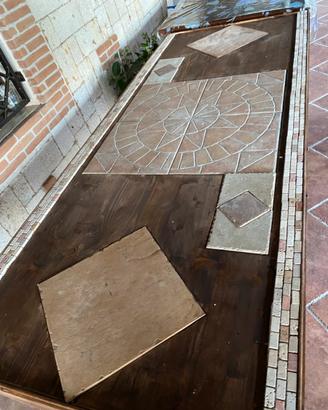 Tavolo in legno e ferro piastrellato