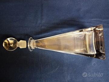 Vecchia grande bottiglia a piramide