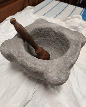 mortaio in pietra fatto a mano 