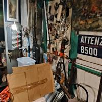garage pieno di attrezzi da lavoro di tutto un po'