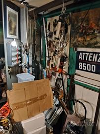garage pieno di attrezzi da lavoro di tutto un po'