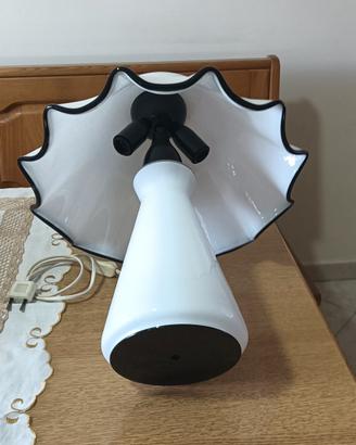 Lume in ceramica di colore bianco con foglie in ar