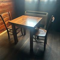 Tavoli in legno 70x70 con 40 sedie in legno