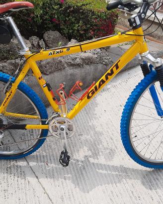 Mountain Bike GIANT ATX con forcella RockShox
