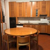 Cucina in legno capiente con piano in marmo