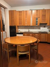 Cucina in legno capiente con piano in marmo