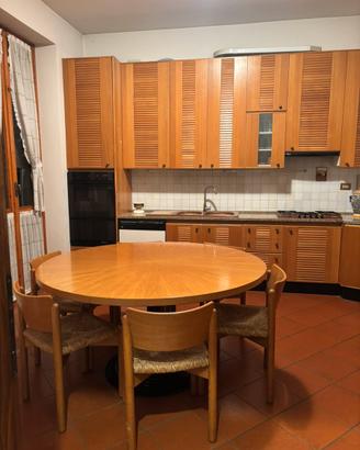 Cucina in legno capiente con piano in marmo