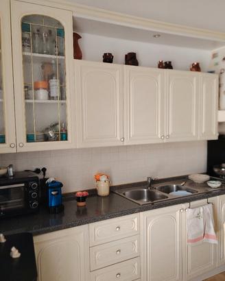 cucina+ tavolo e sedie