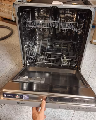 Lavastoviglie Electrolux modello ESL5205LO