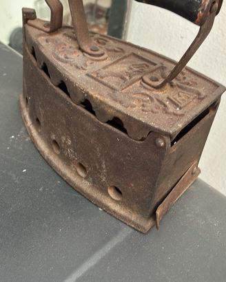 Ferro da stiro antico a carbone legna