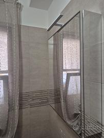 Mobile bagno con specchio e contenitore
