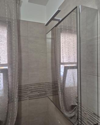 Mobile bagno con specchio e contenitore