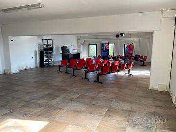 Ufficio al primo piano con 2 bagni e 2 sale