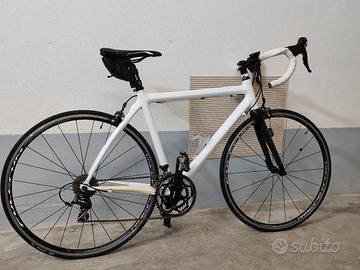 Bici da corsa totalmente in carbonio